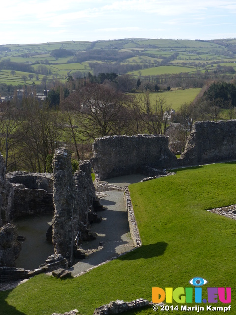 FZ003720 Denbigh Castle and hills